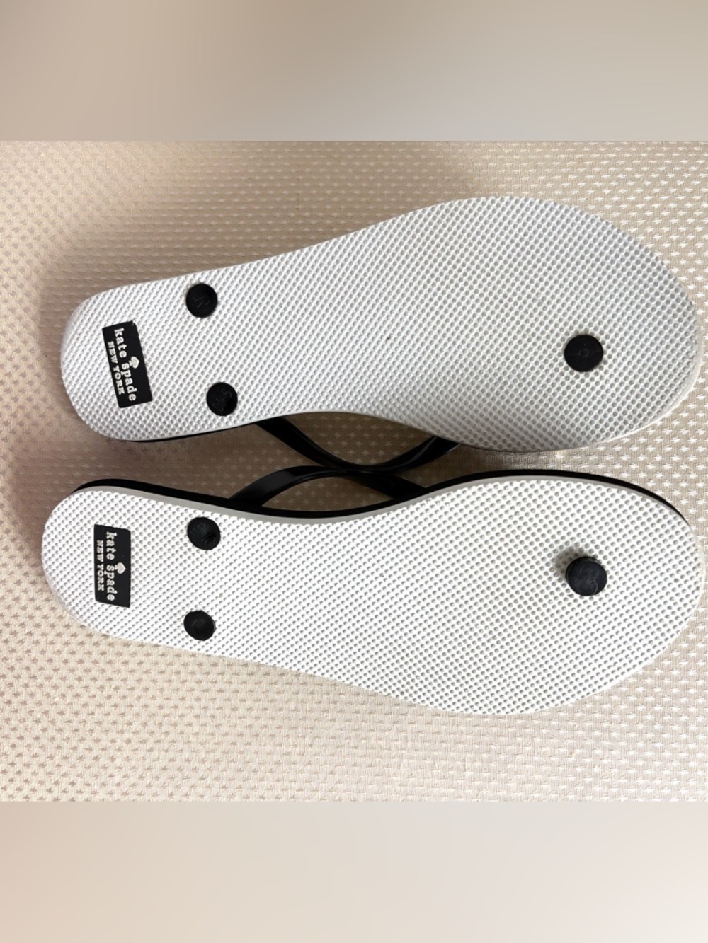 Kate Spade New York Taxi Cab flip flops. - Picture 3 of 9